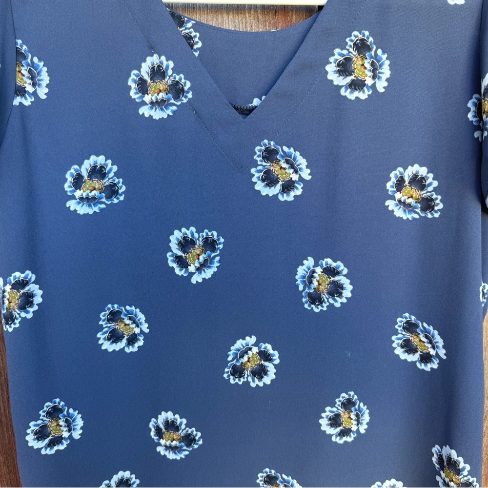Loft Floral Print  Blue Flutter Sleeve Blouse Size Small - Picture 12 of 14